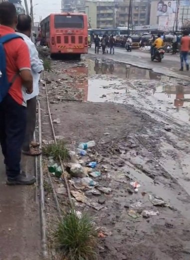 QueenofThane's tweet image. Dear @TMCaTweetAway at Diva Railway Station Bus Stand, due to kachcha road, people have to walk in 'Mud' to catch buses, please take action. #thane #mumbai