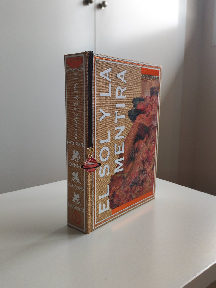 acnara10's tweet photo. Bueno que puedo decir girlboseé super cerca del sol y me planté en la Feria del Libro de Madrid con una edición especial de ESYLM, pero salió bien!! Seguid vuestros sueños supongo porque mirad que cosas más monas salen!! (@iriayselene fuisteis majísimas!!) https://t.co/9RbE17SB4j