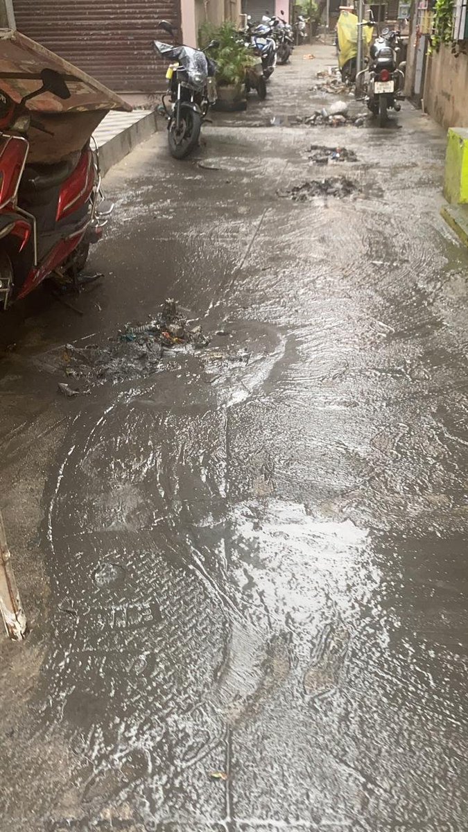 QueenofThane's tweet image. Dear @TMCaTweetAway at Chendani Koliwada, due to uncleaned gutters, whole garbage, mud etc comes in this crucial passage, please help. #thane #mumbai