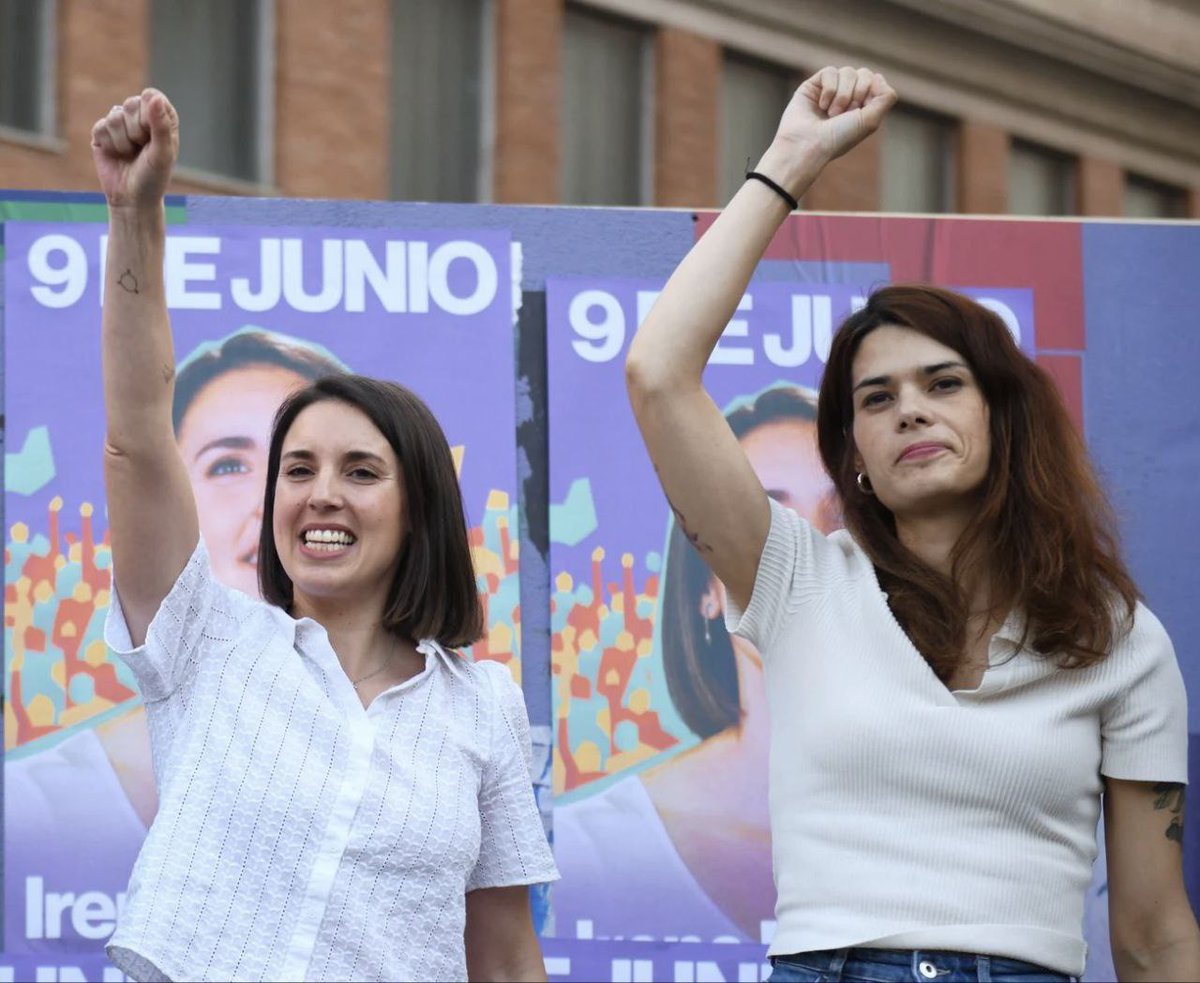 podemosexterior's tweet photo. Ahí estamos, con nuestras europarlamentarios 🌏🌍🌎 y no estáis solas compañeras 🤎🖤💚💜 https://t.co/jo6bWkXCY8