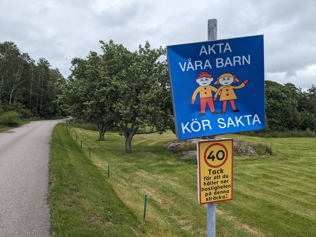 bamboolejog's tweet photo. The not at all creepy 'watch out for kids' signage https://t.co/QPtoOynY3J