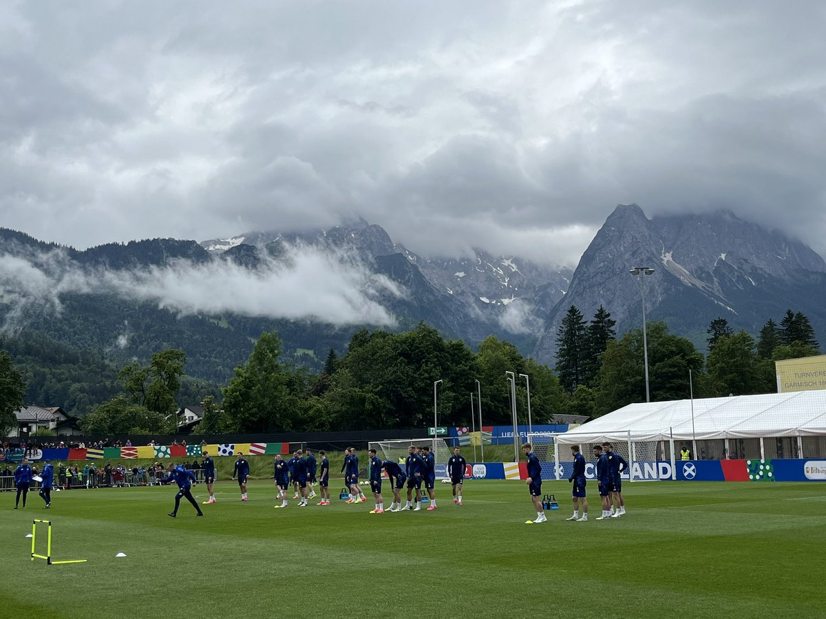 Der erste deutsche EM-Gruppengegner trainiert erstmals in Deutschland. Das Team Schottlands logiert in Garmisch-Partenkirchen. #euro2024