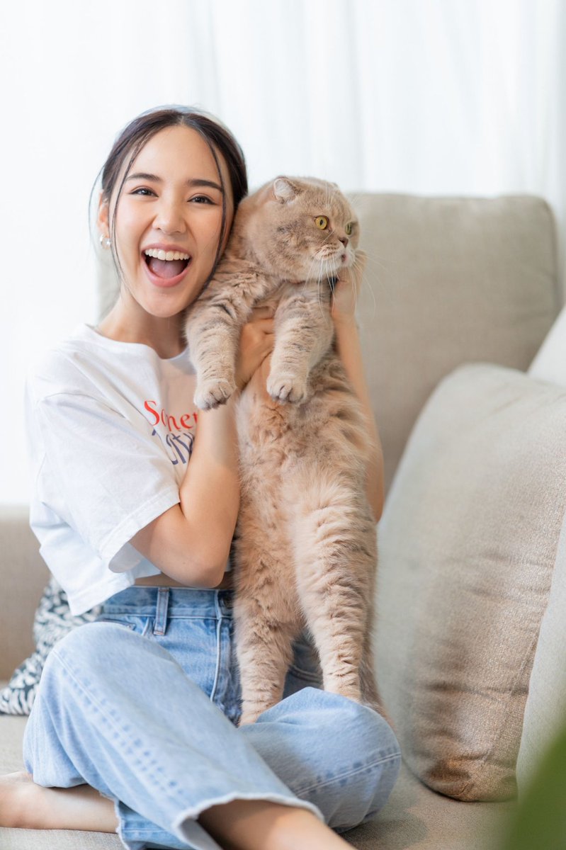 firstluvday's tweet photo. "หนูลิน" หรือ "ลินจง" เด็กกำพร้าที่คนรอบข้างล้วนเมินเฉย เพื่อนร่วมงานเรียกเธอว่า ยายผีดิบบ้างละ...แม่มุมมืดบ้างละ แต่ใครจะรู้ว่า หัวใจเธออ่อนโยนยิ่งนัก ยามอยู่ท่ามกลางสัตว์เลี้ยงแสนรัก  #ภูเมฆ https://t.co/3Dx3jKCwfE