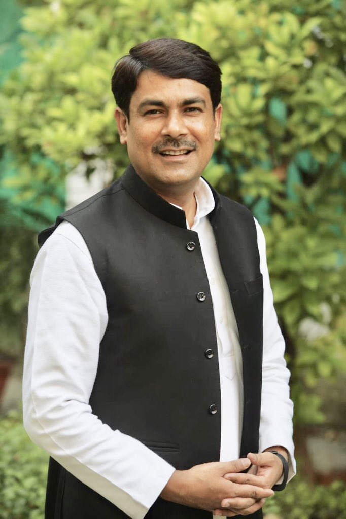 BhadauriyaAnand's tweet photo. आदरणीय जनता जनार्दन.
आपको सादर सूचित करना है कि 
हमारे घर,परिवार,नाते-रिश्तेदार,इष्ट मित्र,सहयोगी,नेता या अन्य कोई भी व्यक्ति अगर आपके किसी भी कार्य को कराने के लिए पैसा माँगे,हमारे नाम पर पैसा माँगे तो समझ लेना वह स्वयं भ्रष्टाचार कर रहा है.
ऐसे किसी भी लेन-देन के लिये संबंधित व्यक्ति स्वयं जिम्मेदार होंगे.