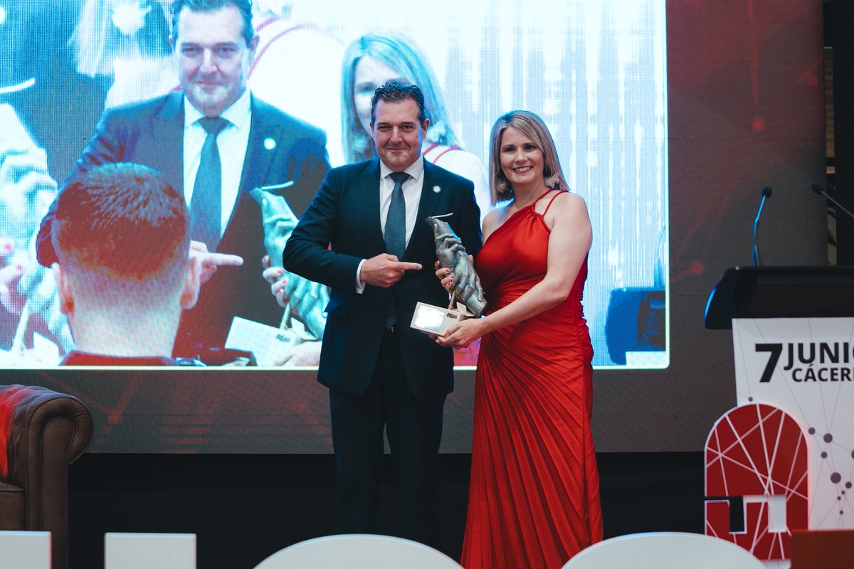 eccasocial's tweet photo. ✨Sentimos una gran emoción porque hemos recibido el 𝗣𝗿𝗲𝗺𝗶𝗼 𝗙𝘂𝗻𝗱𝗮𝗰𝗶𝗼𝗻𝗲𝘀 🎉 en la VII Gala Red Empresarial organizada por el Círculo Empresarial Cacereño.

¡Gracias es un impulso para continuar con la transformación social en #Extremadura!

#AcompañamosPersonas https://t.co/0y4W9gjTnt