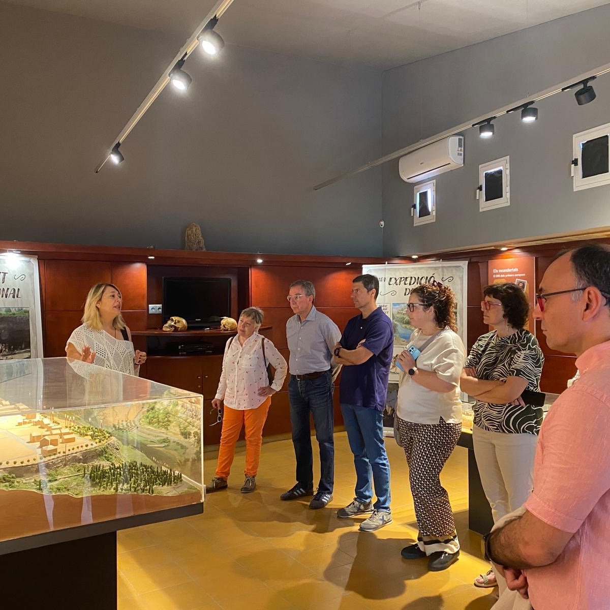 ICAC_cat's tweet photo. Divendres, l'#Àgora de gerents dels centres #iCERCA va visitar el parc prehistòric @NEAN_Capellades, guiats per @PalmiraSaladie, codirectora del projecte de recerca #AbricRomaní (@iphes)✨
💞Moltes gràcies per l'acollida i la visita!
#SomCERCA @iCERCA
https://t.co/wqJbEG2ZMO https://t.co/CkxEWHlwkM