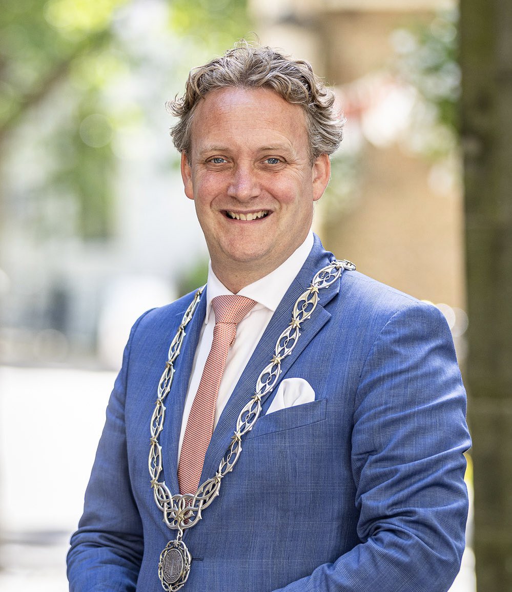 D.V. dinsdag 18 juni is er van 12.30-13.15 een bijeenkomst. Spreker is <a href="/PieterVerhoeve/">Pieter Verhoeve</a> (Burgemeester <a href="/GemeenteGouda/">Gemeente Gouda</a>). Thema: ‘Vergeef ons onze schulden’. Ds. Carlier (CGK Den Haag) leidt de dienst. Locatie: Waalse Kerk te Den Haag. Welkom allen!