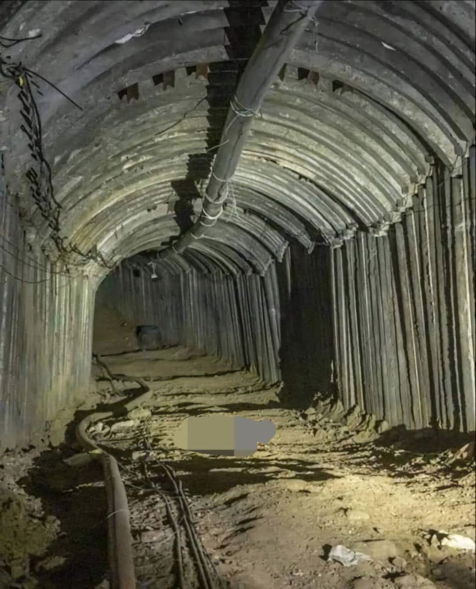 GabyLob's tweet photo. Esto es lo que Egipto no quería que el mundo viera. Terror y túneles de contrabando debajo de Rafah y la frontera egipcia. Carreteras literales. Estos túneles se utilizaron para contrabandear cohetes desde el Sinaí a la Franja de Gaza. Por ellos pueden pasar coches e incluso camiones. Israel ha descubierto alrededor de 70 túneles de diversos tamaños, todos ellos desde la Franja de Gaza hasta Egipto.

Fuente Israel Today