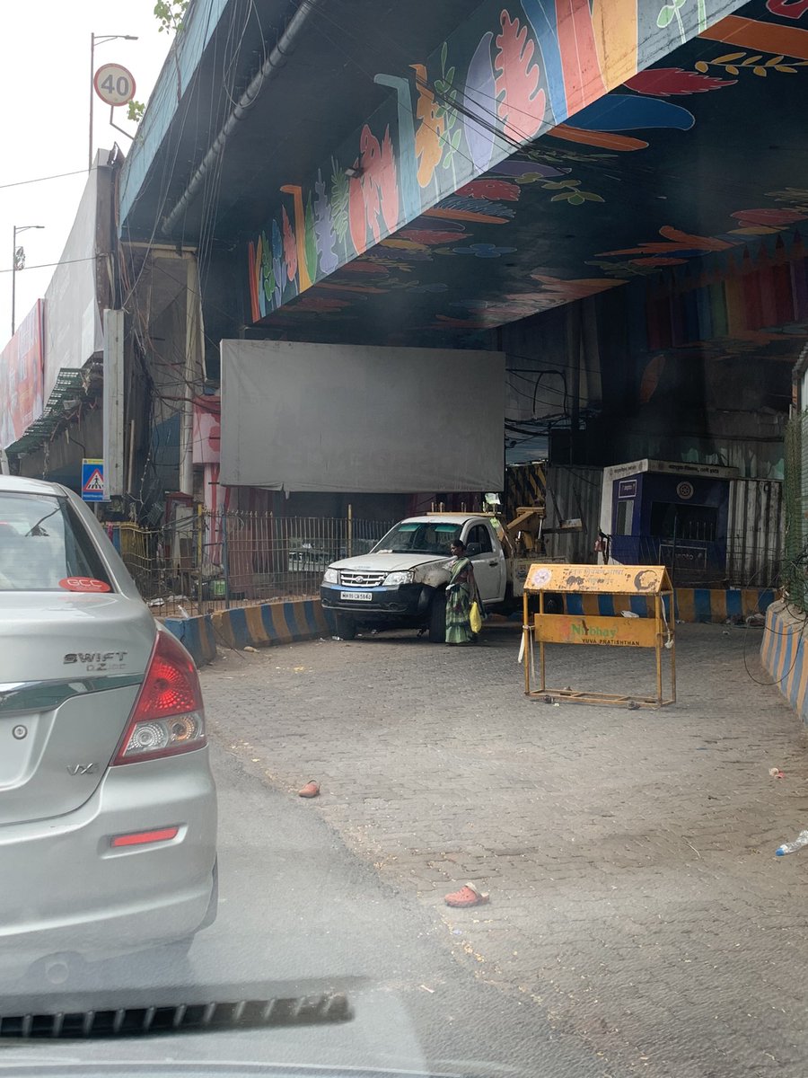QueenofThane's tweet image. Dear @TMCaTweetAway years back you had constructed Special U-Turn beneath Teen Hath Naka flyover for reducing traffic jams, however some PVT Towing vans are using it for FREE parking and also have blocked the path, please get things in order. #thane #mumbai