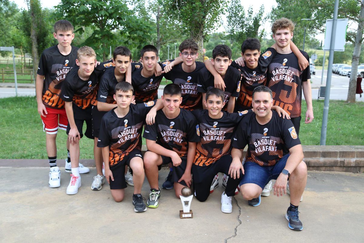 BasquetVilafant's tweet image. 🏆Divendres vam anar a Llambilles a recollir els trofeus d'aquesta temporada!

🥇Sènior masculí
🥇 Sots 21 masculí
🥇 Cadet femení
🥈Infantil masculí

Enhorabona a tots!✨

#vilafanàticsdelbàsquet #vilafant @ajvilafant @rtgironafcbq #esportsddgi