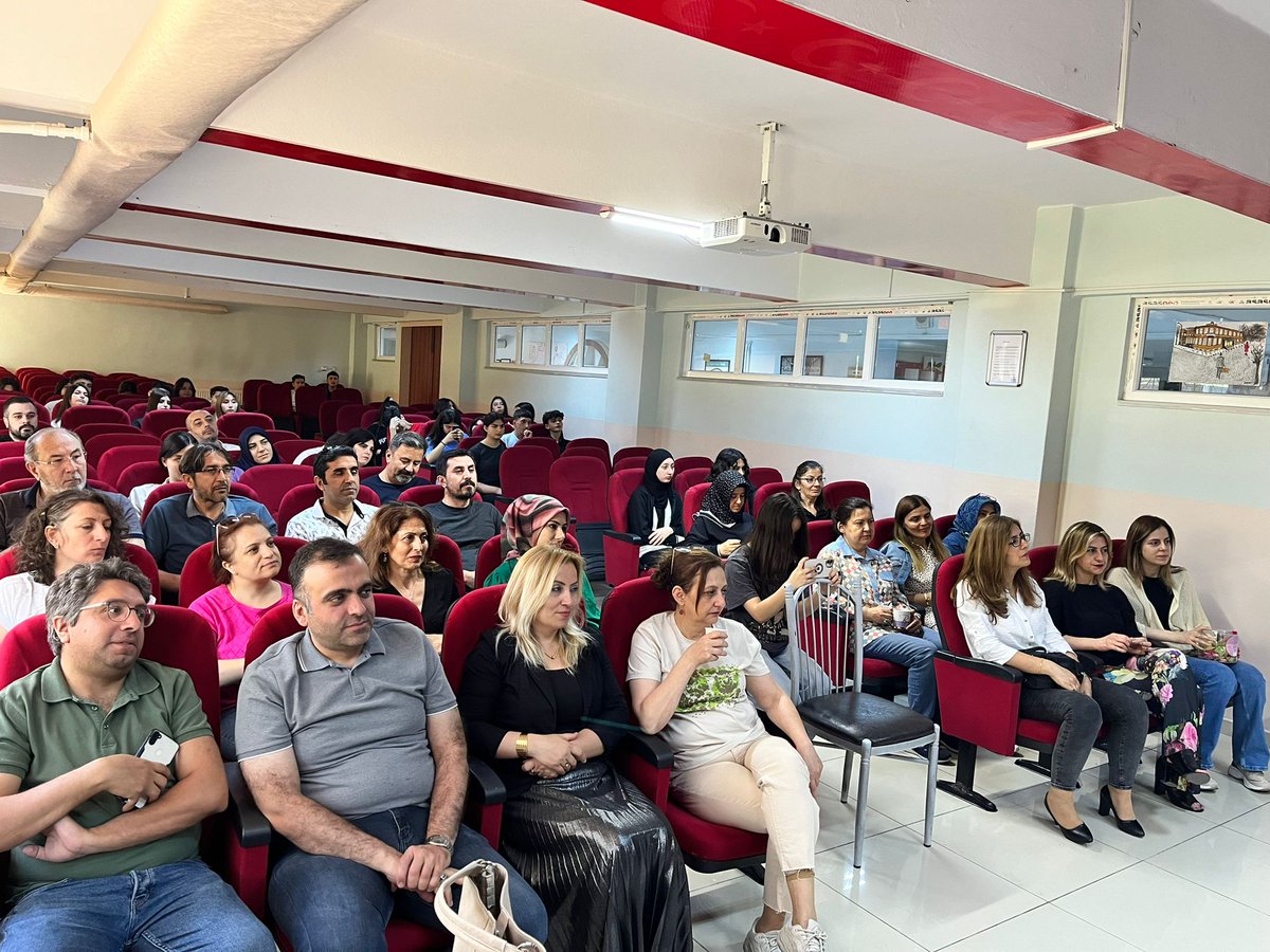 Tokat Valiliğimiz koordinesinde yürütülen Huzur Şehri Tokat projesi faaliyetleri kapsamında Değerler Eğitimi konuları içeren "Şoförler Eğitimde" adlı tiyatro oyunu 10.06.2024 Pazartesi günü okulumuz konferans salonunda öğrenci ...
<a href="/tokatmem/">Tokat İl Milli Eğitim Müdürlüğü</a> <a href="/HuseyinKir64/">Hüseyin Kır</a>