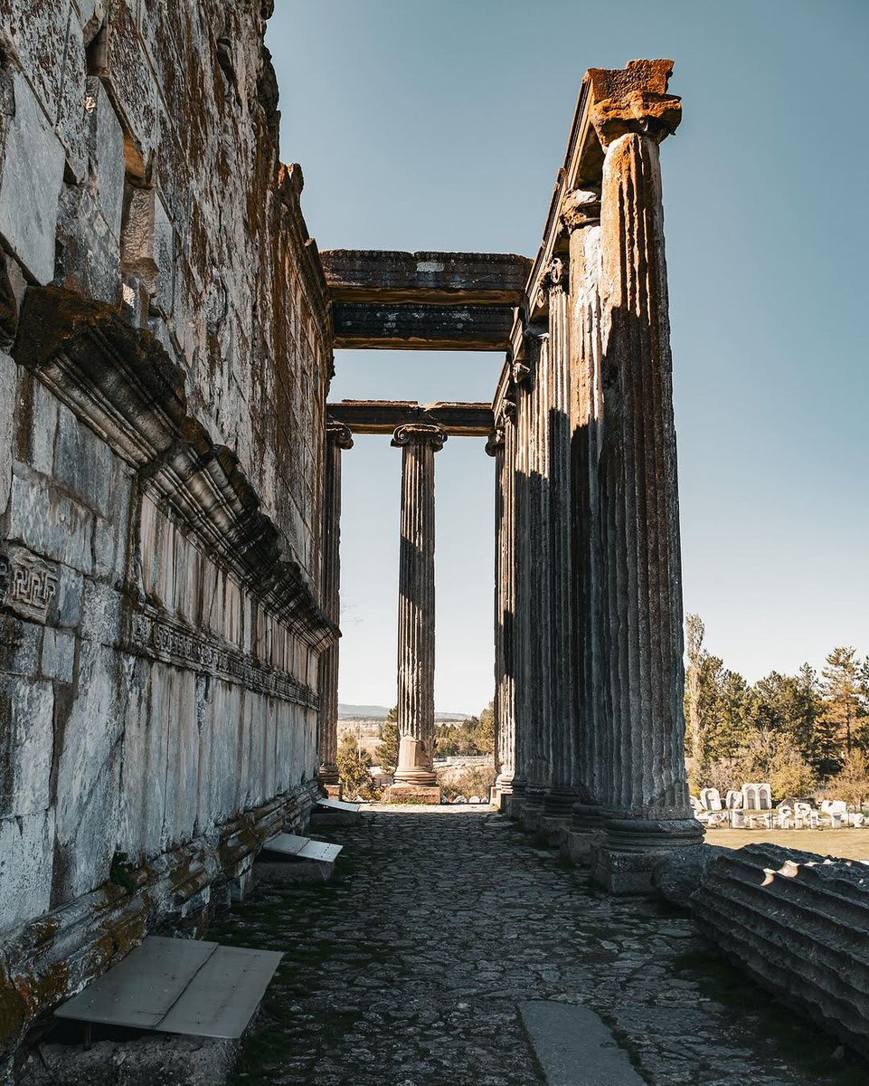 GoTurkiye's tweet photo. One of the best-preserved cities in the world, the Aizanoi Archaeological Site is home to the Temple of Zeus. You should definitely visit Aizanoi to experience its unique atmosphere and mysterious history. #Kütahya

📸 IG: hrnduman https://t.co/Hrvr6oqk7t