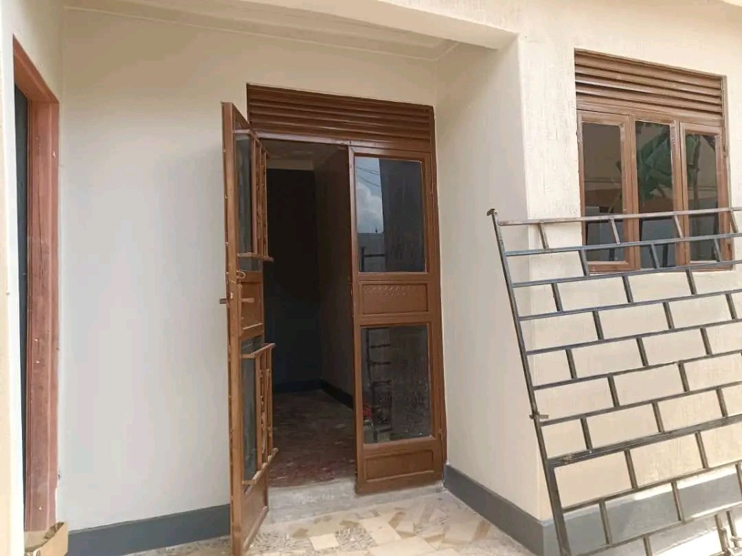 shukranproperty's tweet image. SHOP AND RENTALS FOR SALE

#2Commercial Shops
 #1Double room
#1Single room

Located in  #Namugongo Bukerere

Monthly collections of #900k

Plot Size:  #30ftX 60ft (agreement  sales)

Selling Price #60m_Ugx negotiable

WhatsApp or Call 0706592177
Namboole Kabaka bobi