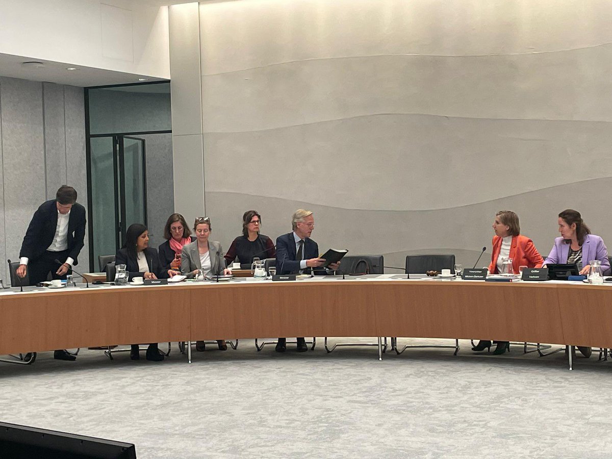 Vandaag gaan <a href="/RHDijkgraaf/">Robbert Dijkgraaf</a> en ik met de Tweede Kamer in debat over het jaarverslag van ons ministerie en de Staat van het Onderwijs van de Inspectie van het Onderwijs. Een belangrijk moment, dus kijk je mee? 👉🏽 tweedekamer.nl/debat_en_verga…