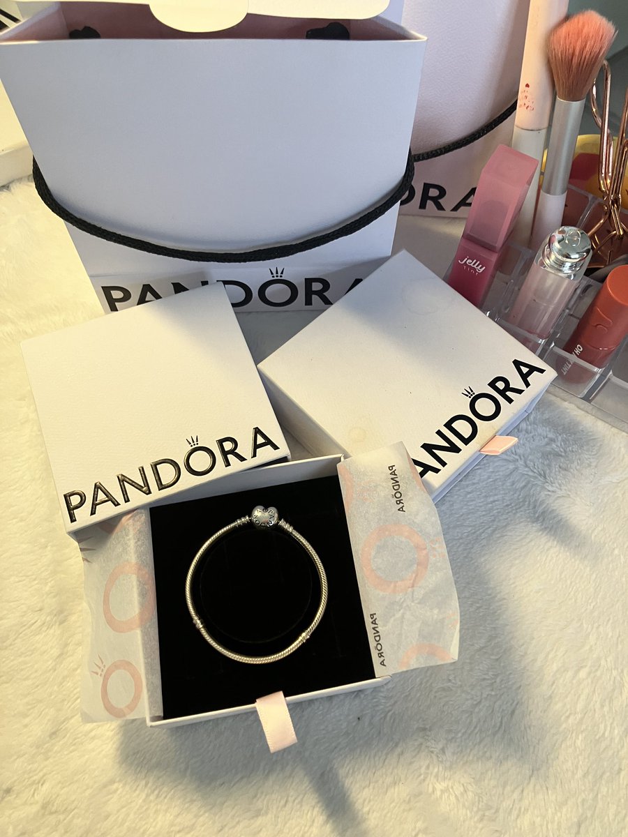 miexwqqq's tweet photo. 1100 พร้อมโอนลดได้ค้าบบ #ส่งต่อแพนโดร่า #ส่งต่อdior https://t.co/M0zoSDOilA