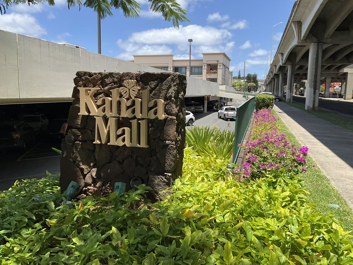 hawaii_isla808's tweet photo. Kahala Mall in Waialae in Hawaii. 🌺🌸📸❤️🌴☀️💥🥪 #hawaii #honolulu #waialae #kahalamall #oahu https://t.co/xNrJj1gGlq