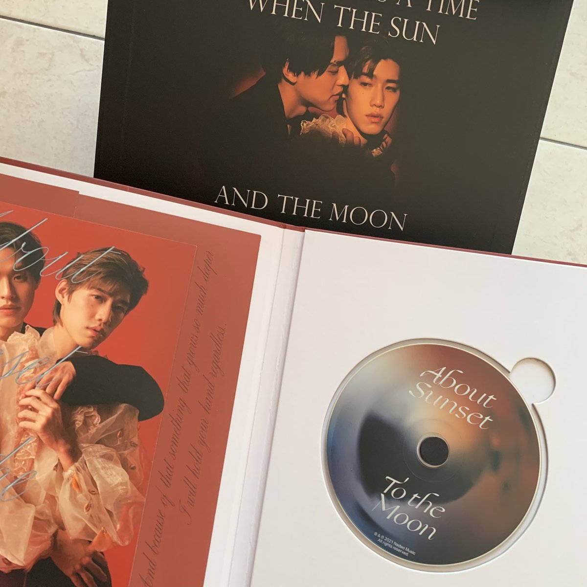 kritdraft's tweet image. wts / want to sell — About Sunset To The Moon Album BKPP

details: 
☆ box set
☆ photobook
☆ album + CD
☆ booklet
☆ photocard
☆ poster

💰750k (negotiable)
📍depok, ina
💌 dm for details

tg. bkpp billkin pp itsay ipytm album wts wtb photobook
