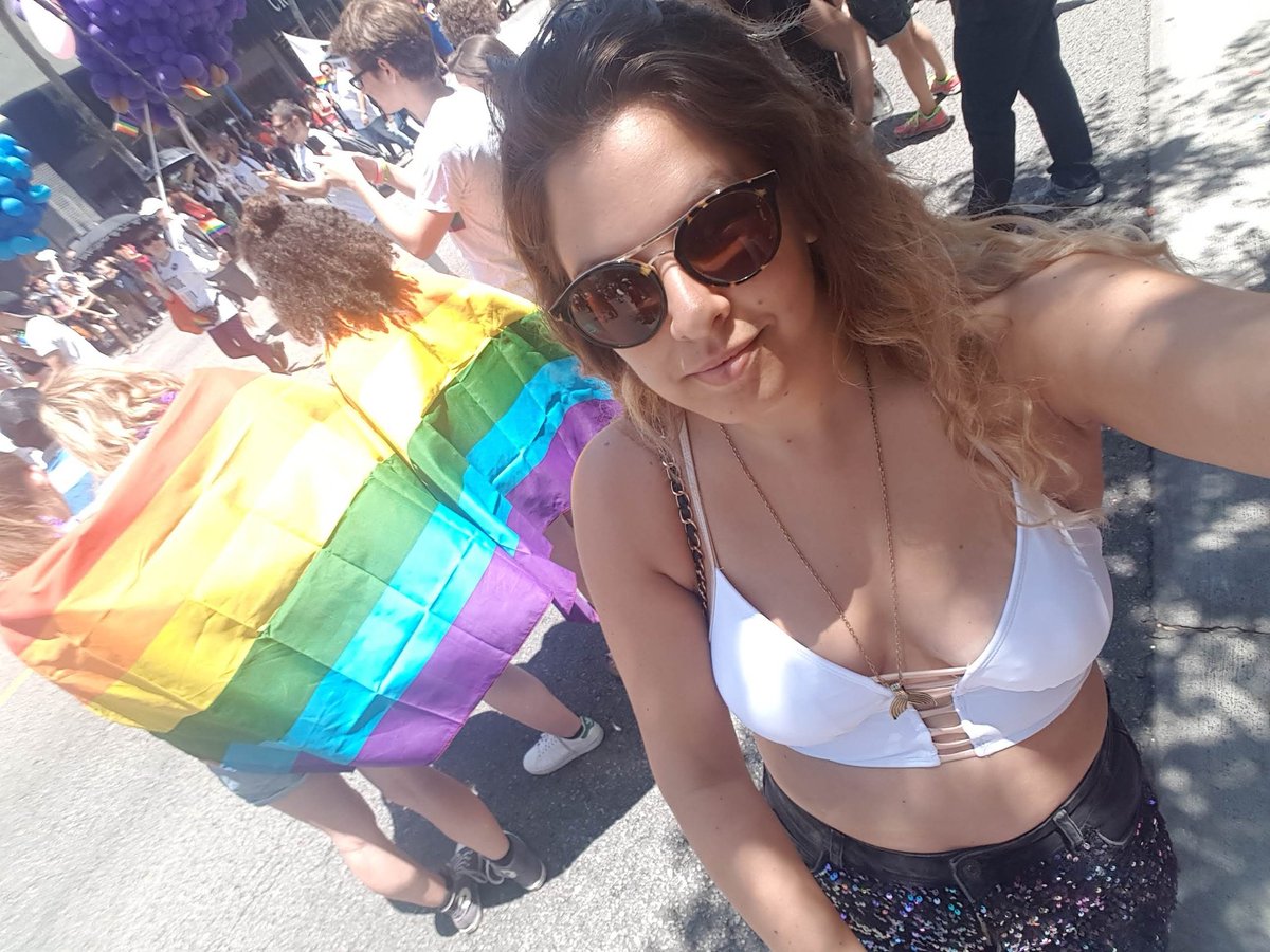 והפעם זיכרון מלפני שש שנים, ומהיום של הסטלה הכי גרועה שהייתה לי.
כשהתגרשתי עשיתי כל מיני דברים בפעם הראשונה: לק ג'ל, לגור לבד, לעשן וויד. ועשיתי כל מיני דברים שלא בפעם הראשונה: לטוס לחו"ל לבד, לפתוח טינדר (פתחתי לשנייה כשהייתי נשואה רק כדי לראות, וסגרתי באימה)