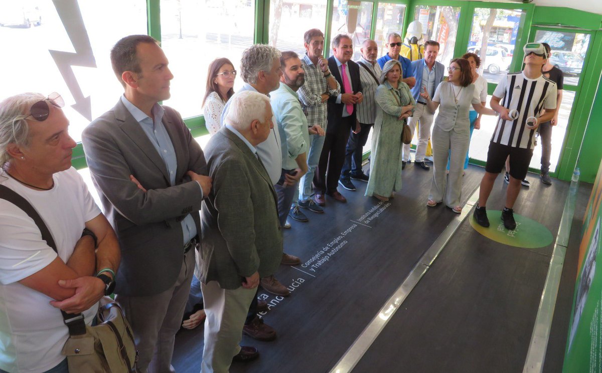 COAATH's tweet photo. Empleo arranca en Huelva capital la ruta por la provincia de la unidad móvil para la prevención de riesgos laborales y en #Coaath tuvimos la oportunidad de asistir a su puesta en marcha y que recorrerá varios polígonos industriales y escolares. https://t.co/r46HrvgsBO