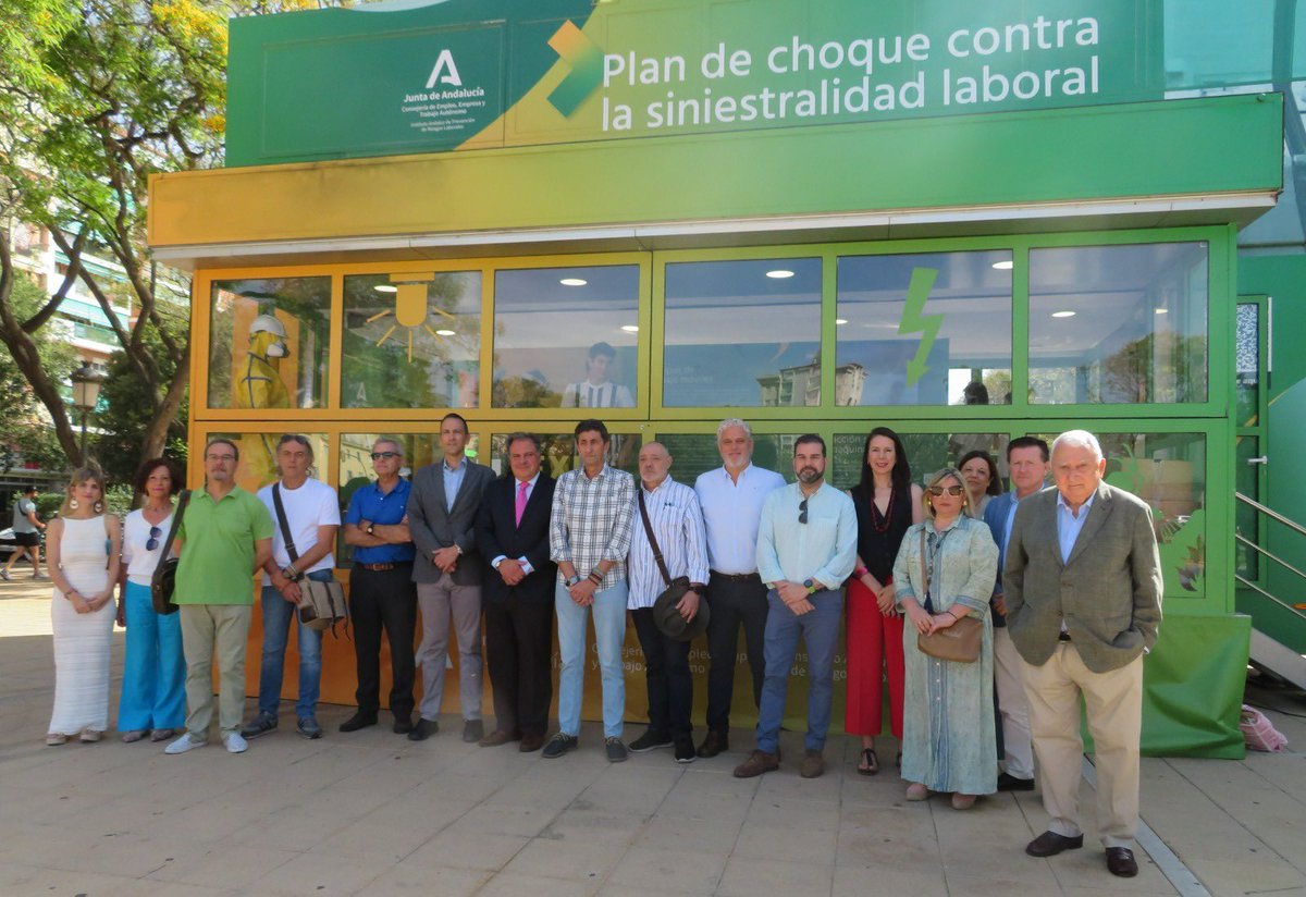 COAATH's tweet photo. Empleo arranca en Huelva capital la ruta por la provincia de la unidad móvil para la prevención de riesgos laborales y en #Coaath tuvimos la oportunidad de asistir a su puesta en marcha y que recorrerá varios polígonos industriales y escolares. https://t.co/r46HrvgsBO