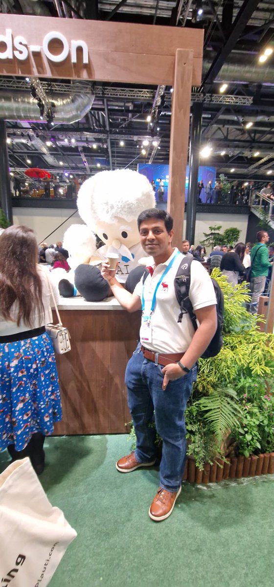 arrayminds's tweet photo. It was exciting to be at the Salesforce World Tour in London yesterday. There were so many incredible talks.
So many talented people under one roof!
I had the opportunity to meet old friends and make new ones. 📷#Salesforce #AI #SalesforceTour #SalesforceUK #SalesforceCommunity https://t.co/8Qmv2ryBtF