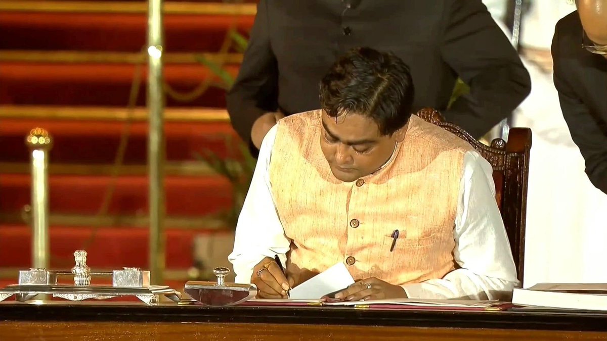 Shantanu_bjp's tweet photo. Took oath as the Minister of State in Government of India🇮🇳, to be incredibly led by Hon'ble Prime Minister Shri @narendramodi Ji.

I am honoured to serve the nation and contribute in building the #ViksitBharat🇮🇳.

🗓️09/06/2024
📍@rashtrapatibhvn, New Delhi

 #SwearingInCeremony https://t.co/YKZDAUpQcp