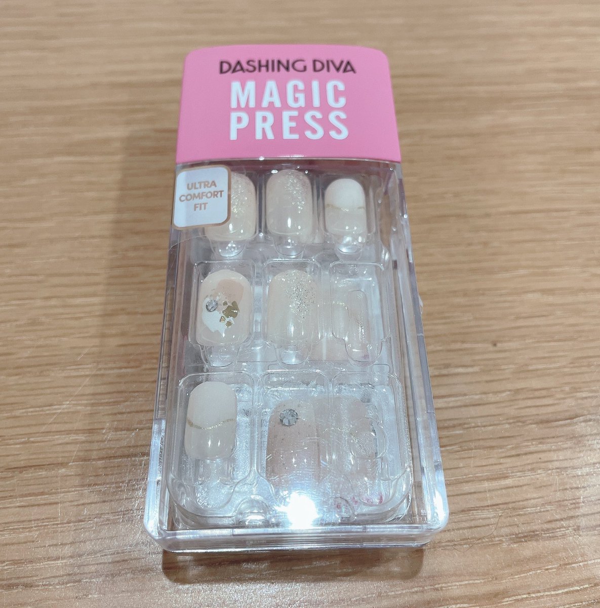 hatarakukasan55's tweet photo. #DASHINGDIVA
#MAGICPRESS
 White Twinkle

いま新しいネイル付けるのはタイミング悪いな…ということでついにマジックプレスに初挑戦。これめちゃくちゃ簡単だね…？？
問題はどのくらい持つのか🤔爪の先が密着してない指もあるからシャンプーしたら取れそうな気もするけど https://t.co/ELUQ6Kkt6o