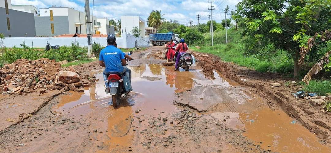 CampanValleyBlr's tweet photo. Muthasandra road is full of huge pot holes and poses serious risk for riders. Escalations to the local MLA &amp; authorities has resulted in no action so far. Residents in the locality are suffering for years. Need urgent attention !

@SBG4Hosakote @WFRising @TOIBengaluru https://t.co/9sgH6rkOIN
