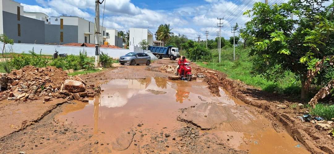 CampanValleyBlr's tweet photo. Muthasandra road is full of huge pot holes and poses serious risk for riders. Escalations to the local MLA &amp; authorities has resulted in no action so far. Residents in the locality are suffering for years. Need urgent attention !

@SBG4Hosakote @WFRising @TOIBengaluru https://t.co/9sgH6rkOIN