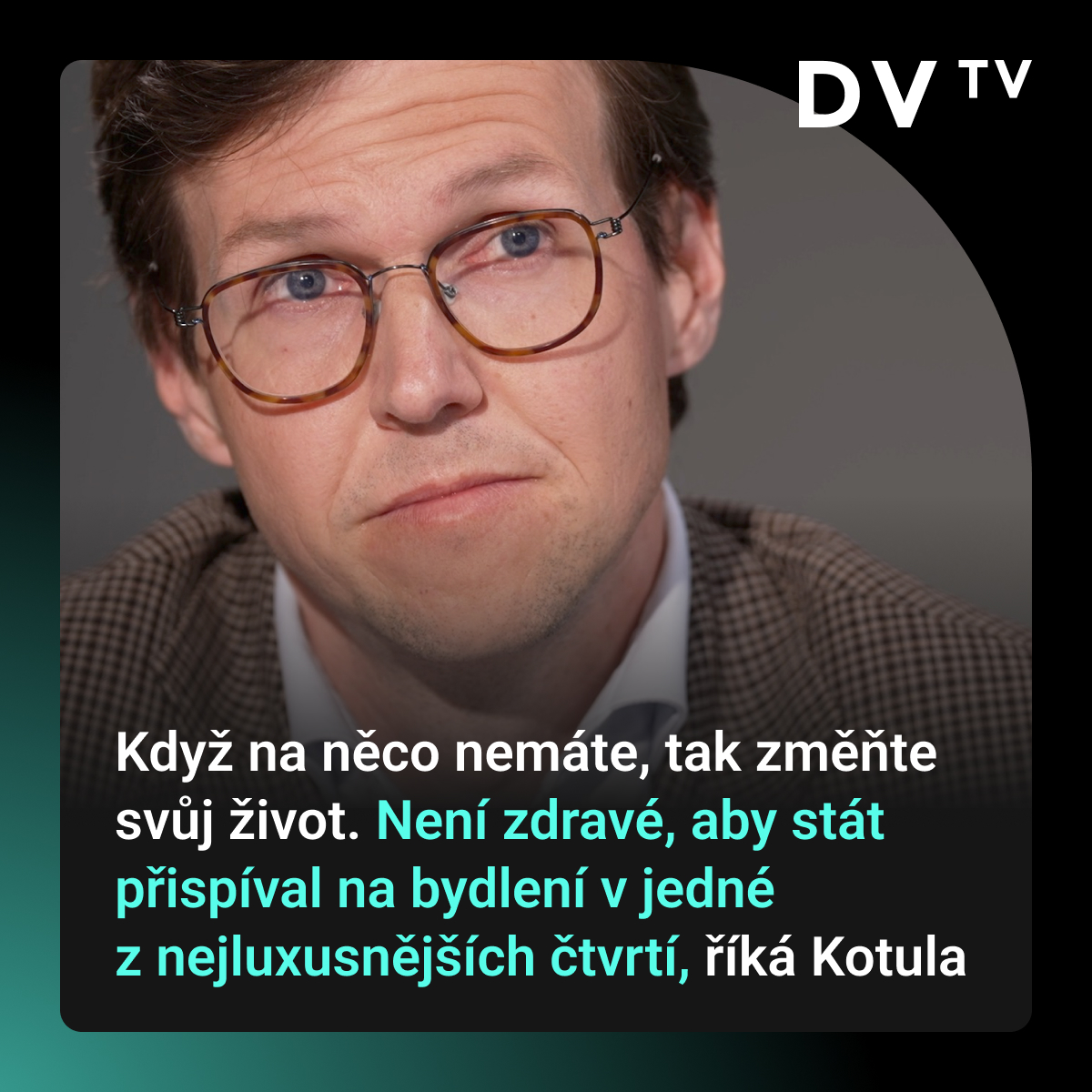 DVTVcz's tweet photo. 💬| „V momentě, kdy stát přispívá na to, aby člověk v produktivním věku mohl sám bydlet v 2+kk v jedné z nejluxusnějších čtvrtí v Praze, je něco špatně. Jestli tu budeme vytvářet společnost, která je zvyklá na život z veřejných peněz, tak nás to dlouhodobě dožene,” tvrdí realitní makléř @kotula_daniel. Upozornil na to, že příspěvek na bydlení pobírají i lidé, kteří ho podle něj reálně nepotřebují.
💬| „Nebavíme se o tom, že člověk musí zůstat na ulici, ale o tom, že nebude ve velkém bytě na Vinohradech bydlet sám. K osobnímu vývoji vás vede to, že když na něco nemáte, změníte svůj život, ne to, že vám někdo podá ruku.”
🎥| Rozhovor si pusťte ZDE: https://t.co/dUNoyR1EXg