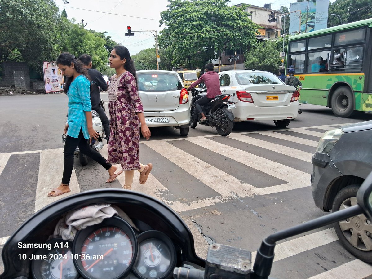 n_bhope's tweet photo. At Parihar chowk, Aundh, today (10-06-24) at 10.37 am. These vehicles are standing ahead of padestrian line and creating unnessary traffic when other signal turns green. Please take proper action. @PuneCityTraffic https://t.co/f2WuLevKVv
