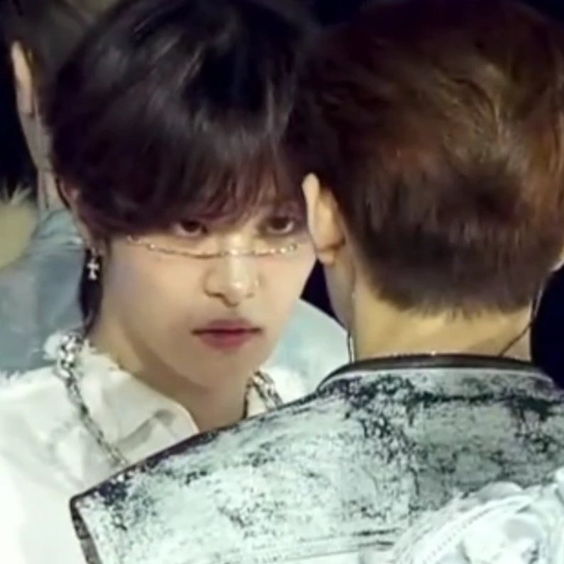 페이스 체인 땜에 낑낑 대던 강아띠가
자기 파트라서 뀨랑 눈 마주치면서 표정 재정비 드가는 게 좋다고