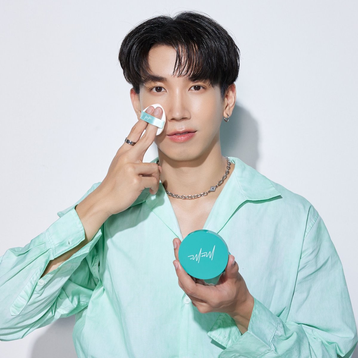 Moomee_official's tweet photo. 💐จ๊อบขอแนะนำ MooMee Cushion คุชชั่นยืนหนึ่งเรื่องการปกปิดให้ผิวดูเรียบเนียนไร้ที่ติ แต่บางเบาสบายผิวไม่อุดตัน🤍
.
พร้อมคัดมาให้แล้ว 2 เฉดสีที่เหมาะกับผิวคนไทย🥰
เลือกสีที่ใช้และเนรมิตลุคสาวผิวสวยไปกับ MooMee ได้เลย!
.
#moomee #moomeecushion #จ๊อบพอร์ช https://t.co/1kxdPVb2I4