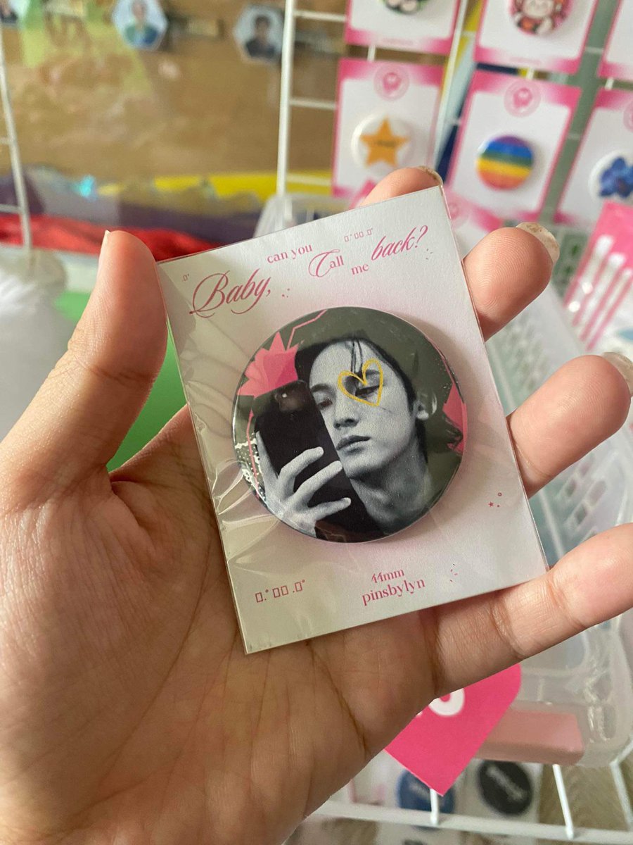 AriesistableLy's tweet photo. Guys may taga NU MANILA ba here? look nagbebenta sila ng official album and pcs ng svt also with crochet and pins!!! located sila sa 5th floor🫧🫧🫧 https://t.co/YgGrgnyWVa