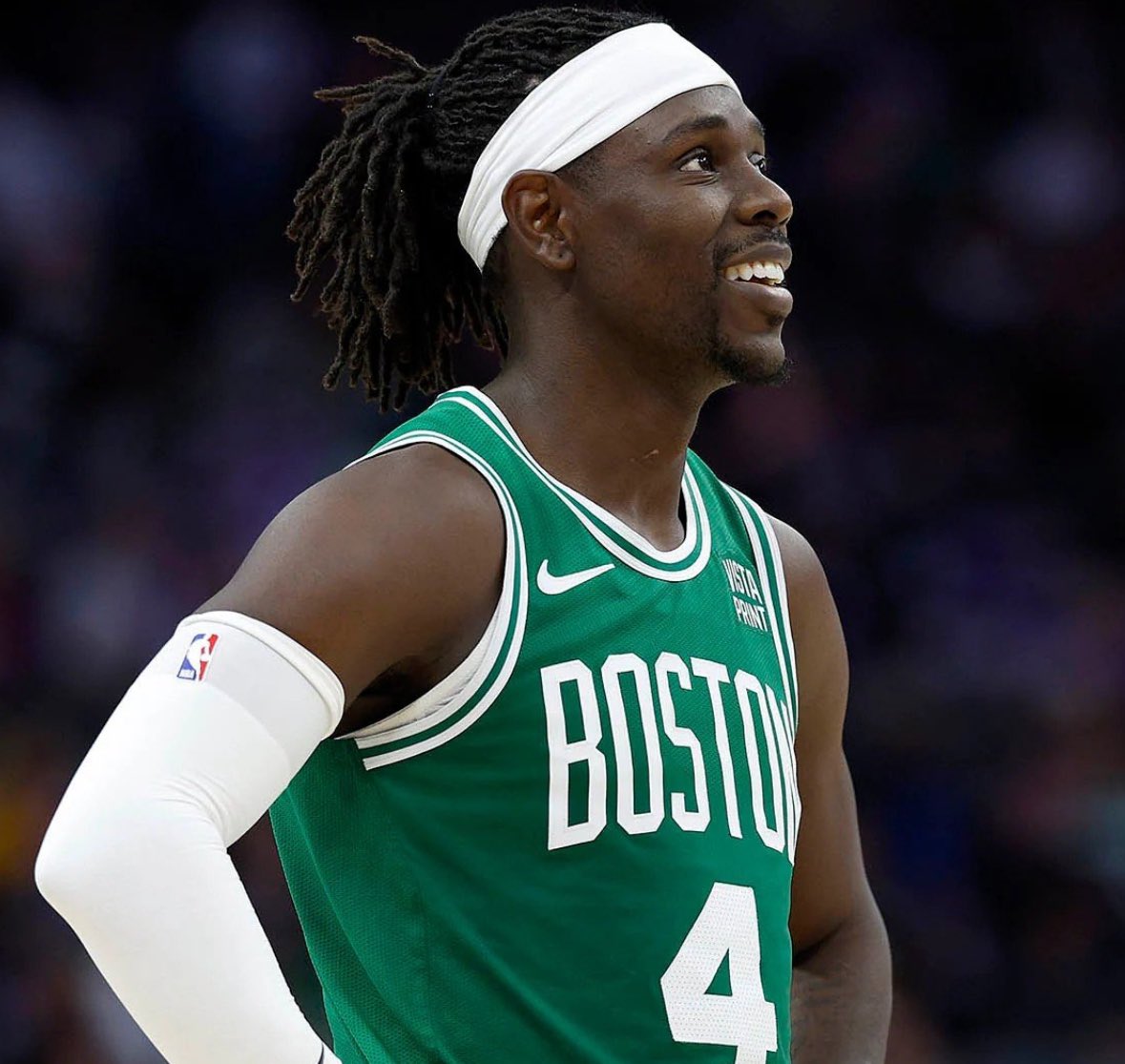 CanchaNba's tweet photo. Nunca aparecerá en conversaciones para el MVP, sus temporadas regulares nunca son especialmente llamativas y tampoco tendrá grandes highlights como otras estrellas.

Sin embargo, Jrue Holiday es un competidor nato y cuando su equipo le necesita siempre aparece. Ya fue clave en el anillo de los Bucks y tiene toda la pinta de que volverá a serlo en Boston.

Construyendo a través de su defensa de absoluta élite y siendo capaz de desatar su particular tormenta perfecta en ataque.

Jrue Holiday vuelve a dominar un partido de las Finales. Otros siguen llevándose los titulares y los focos pero Jrue sigue siendo ese factor X del que poco se habla. Qué pedazo de jugador.