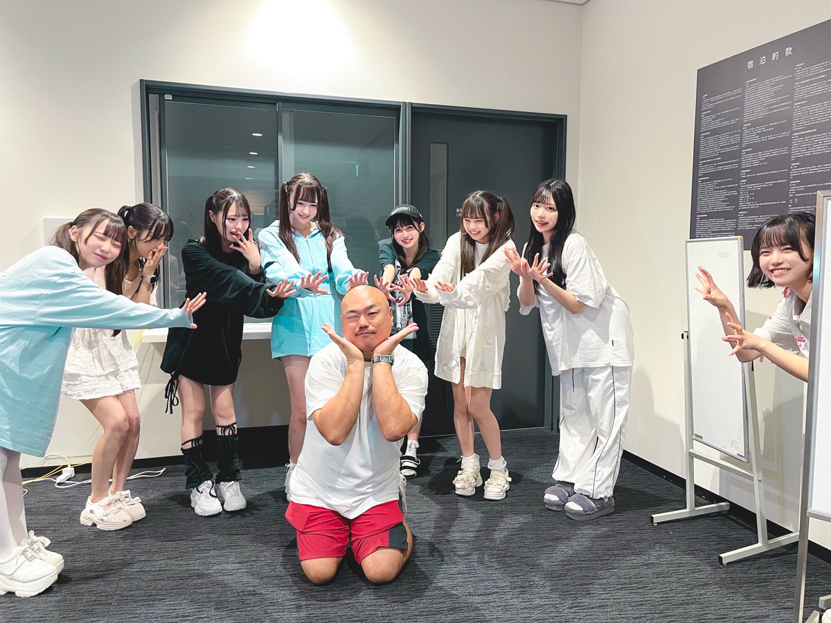 タイトル「クロちゃんのオムオム野菜食べたい人...！？」

あいすの距離…w

#クロライファー