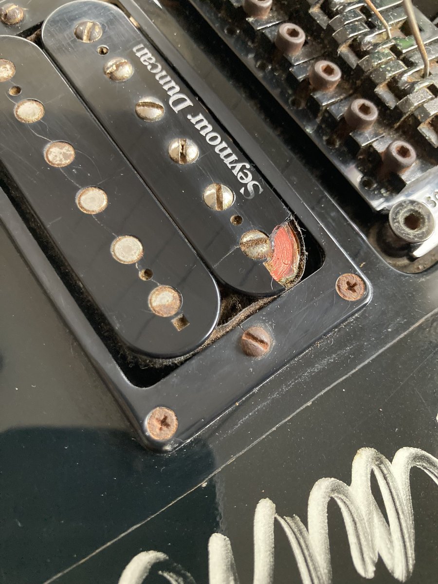 昨日紫煉くん率いるUnlucky Morpheusを観に行って刺激を受けて約10年ぶりにVを出して掃除してたらピックアップのカバーがもげました。。。
こんなことある？
全体的にボロボロだからリペア出そうかな、、、