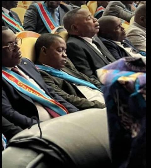 TynaRosa243's tweet photo. J’imagine en #RDC  #Fatshi annonce 📣 la dissolution de l’assemblée nationale 😎 le deuil national qu’on va avoir  🙃😭😅 😡 et la fête 🥳 de ceux qui ont été invalidés non mais digne d’un cinéma 🎦 d’ Hollywood 🥳🧐Président #Felixtshisekedi  juste pour le fun dissout l’AN 🇨🇩😂 https://t.co/knb3fiyfTQ