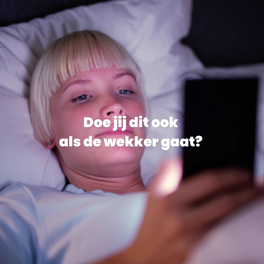 koekepeer's tweet photo. Je had je nog voorgenomen om een echte wekker te gebruiken. 

Maar ja, de telefoon op het nachtkastje.

Dirty little secret: wij scrollen zelfs op social als we op de wc zitten...

Tja, we zijn allemaal mensen. 

Daarom vertellen wij verhalen van vlees en bloed.

#Goeiemaandag https://t.co/efLePNSeEz