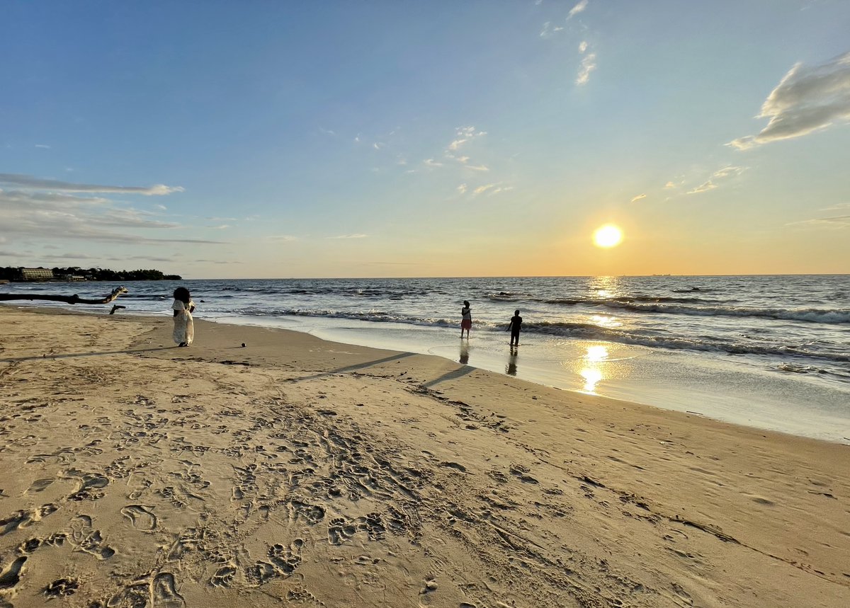 Themoment_237's tweet photo. Chaque nouvelle journée au bord de l'océan est un nouveau chapitre de la vie qui se dévoile sous le soleil levant. Embrassez l'horizon, respirez profondément et lancez-vous dans l'aventure de la vie. Bon lundi et bonne semaine à tous ! 🌅🌊

 #MotivationLundi #BeautéNaturelle https://t.co/LdOAipScPi