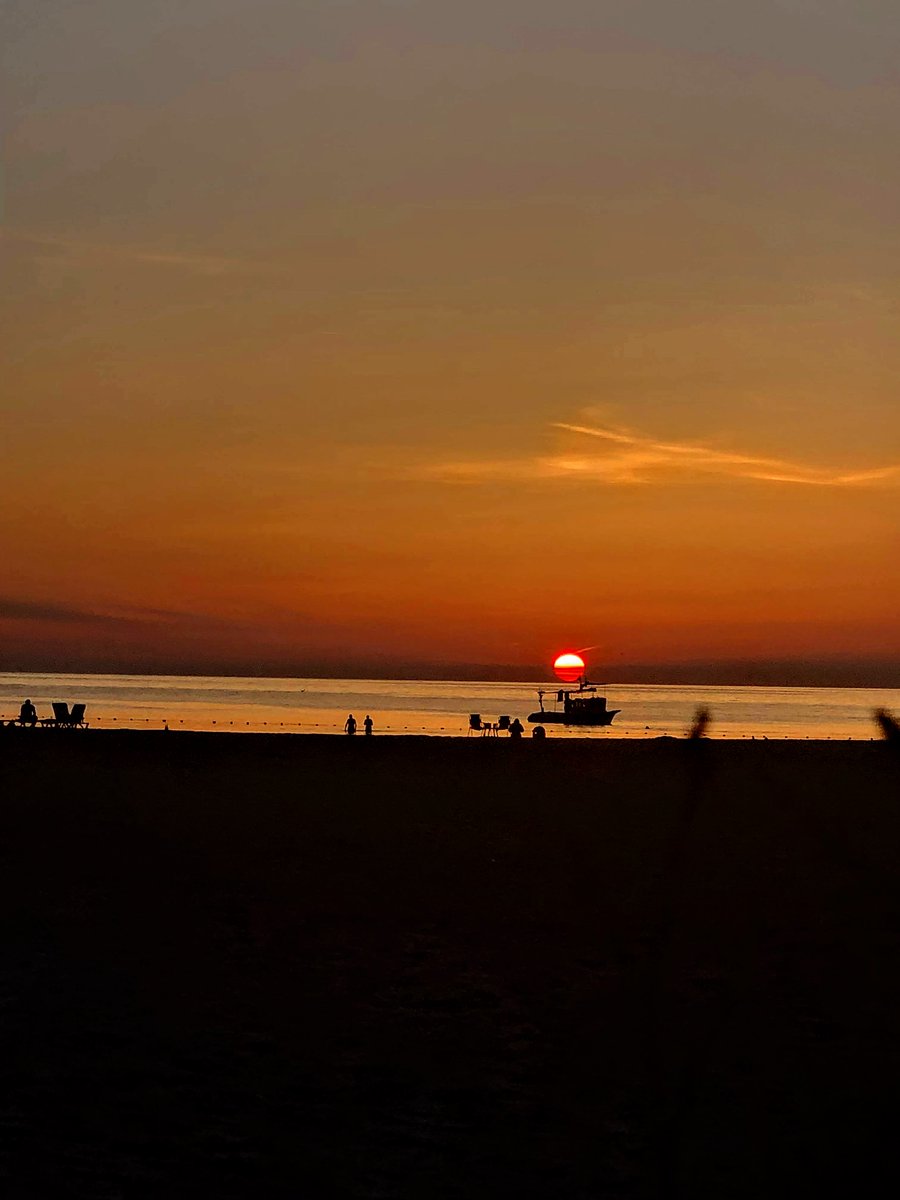 Çıkarlarınız çarpıştığında ortaya saçılan kötülüğünüzü temizlemeye çalışırken kirlendi o güzel insanların size bakışı...🍀