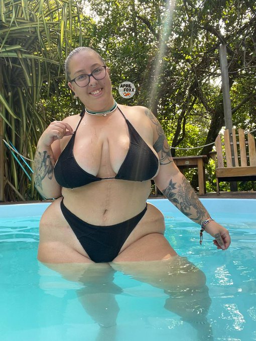 Sex in the the pool? ☀️ https://t.co/GbCoSEBsoQ