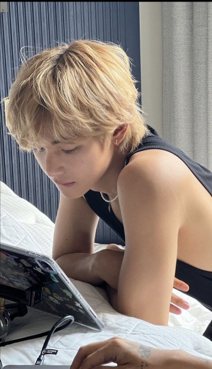 philtaetos's tweet photo. people posting this picture as if underneath all that gear and uniform hes still not this golden-kissed blonde princess boy whether he balloons in size or shrinks down is so sad….. anyway https://t.co/9YLIp885kZ