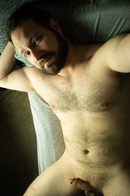 How am I just now finding out that we can do livestreams on here? Pretty sure they frown upon full porn