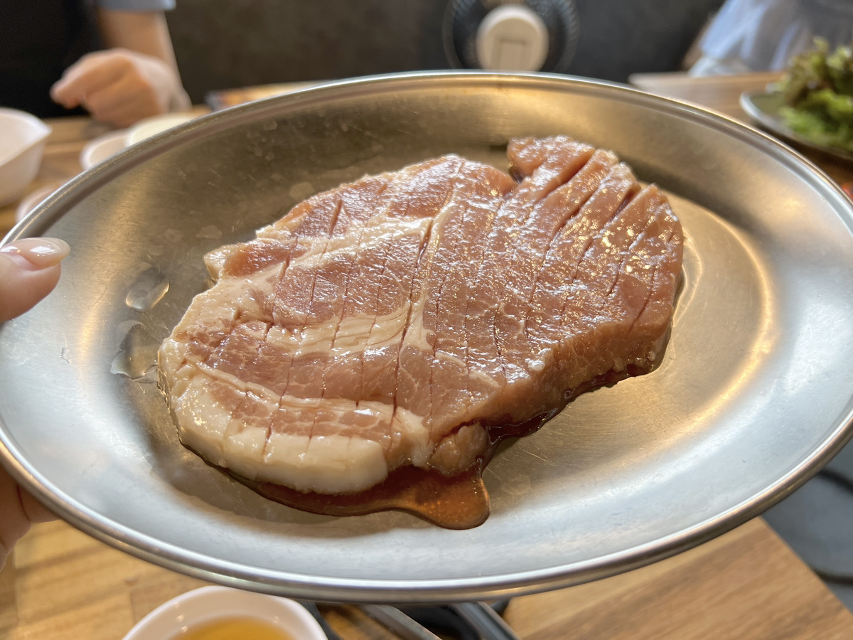 joahcafe's tweet photo. 15,800ウォンのサムギョプサル食べ放題が弘大に💗
サムギョプサル・味付きカルビ・ご飯・スープ・おかずが食べ放題で全部セルフ✨特にカルビが柔らかくてタレの味が染み込んでるから激うまなの🤤安くお肉をお腹いっぱい食べたい人はここ👍
🏠食べ放題サムギョプサルのシン
📍ソウル麻浦区東橋洞163-6 https://t.co/0SVfaHbX4D