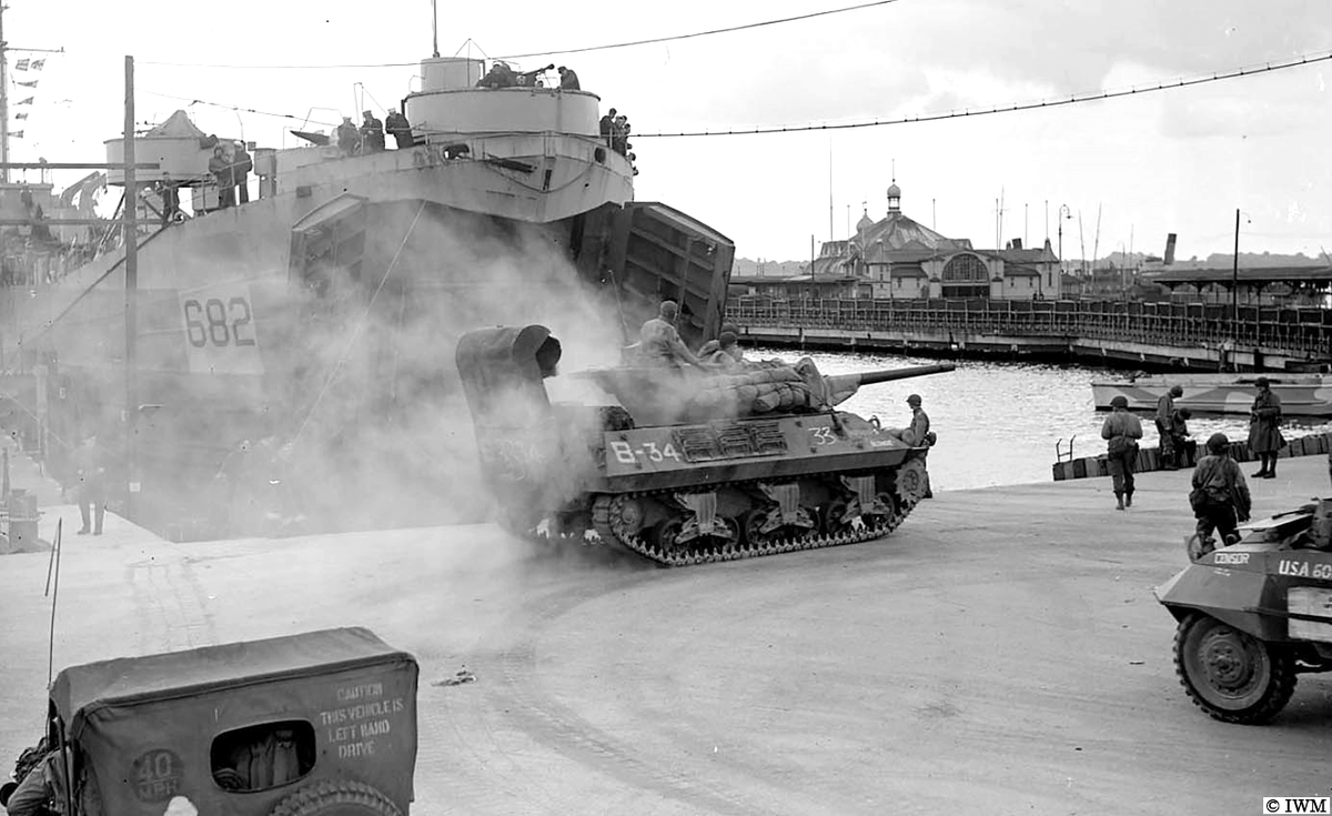 rgpoulussen's tweet photo. #OTD in 1944, Southampton. An American M-10 tank going on board an LST (Landing Ship Tanks) for shipment to France. #WW2 #HISTORY https://t.co/Z0sjzuQPlO