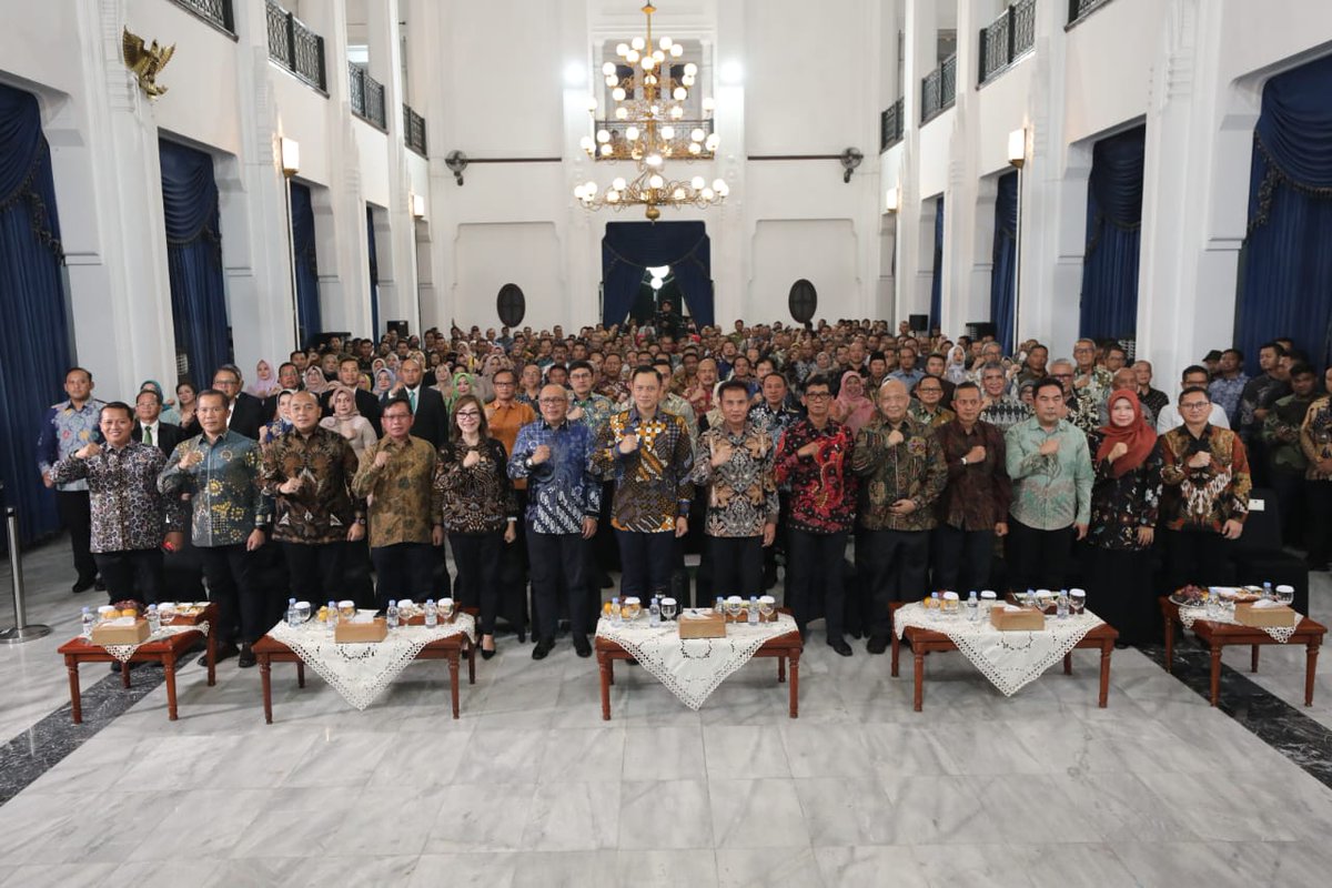 Dari Gedung Sate, Kota Bandung, <a href="/kem_atrbpn/">Kementerian ATR/BPN</a> meresmikan implementasi layanan kantor elektronik di 11 daerah Kab./Kota di Prov. Jawa Barat. Terima kasih kepada jajaran pemerintah daerah serta Kantah &amp; Kanwil setempat atas kerjasamanya. Semoga  transformasi digital ini dapat