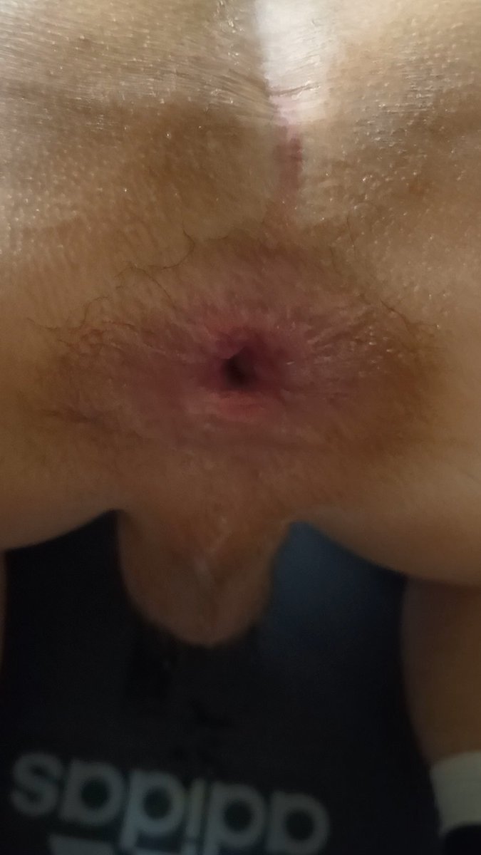 我發現一個問題
目前發的很多照片都是屌
但其實我更喜歡穴
最喜歡那種被透明肛塞塞著 看得到肉色
或是那種被玩到很開的穴
像下面這樣
喔但是這個是我自己幹開的 不是玩具玩的😏