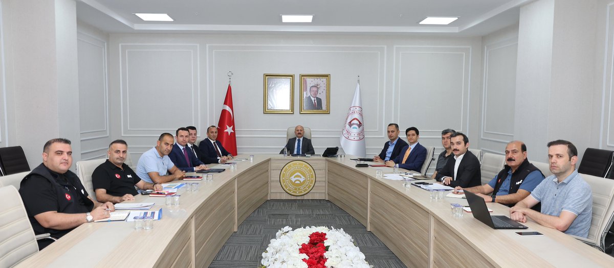 Vali Yardımcıları Haftalık Değerlendirme Toplantısı Valimiz Sayın <a href="/DrOsmanVarol/">Dr Osman Varol</a> başkanlığında gerçekleştirildi.

Çevre, Şehircilik ve İklim Değişikliği İl Müdürlüğü ile AFAD yetkililerinin de katıldığı toplantıda, ilimiz merkez ve köylerinde TOKİ Kalıcı Afet Konutlarının hak