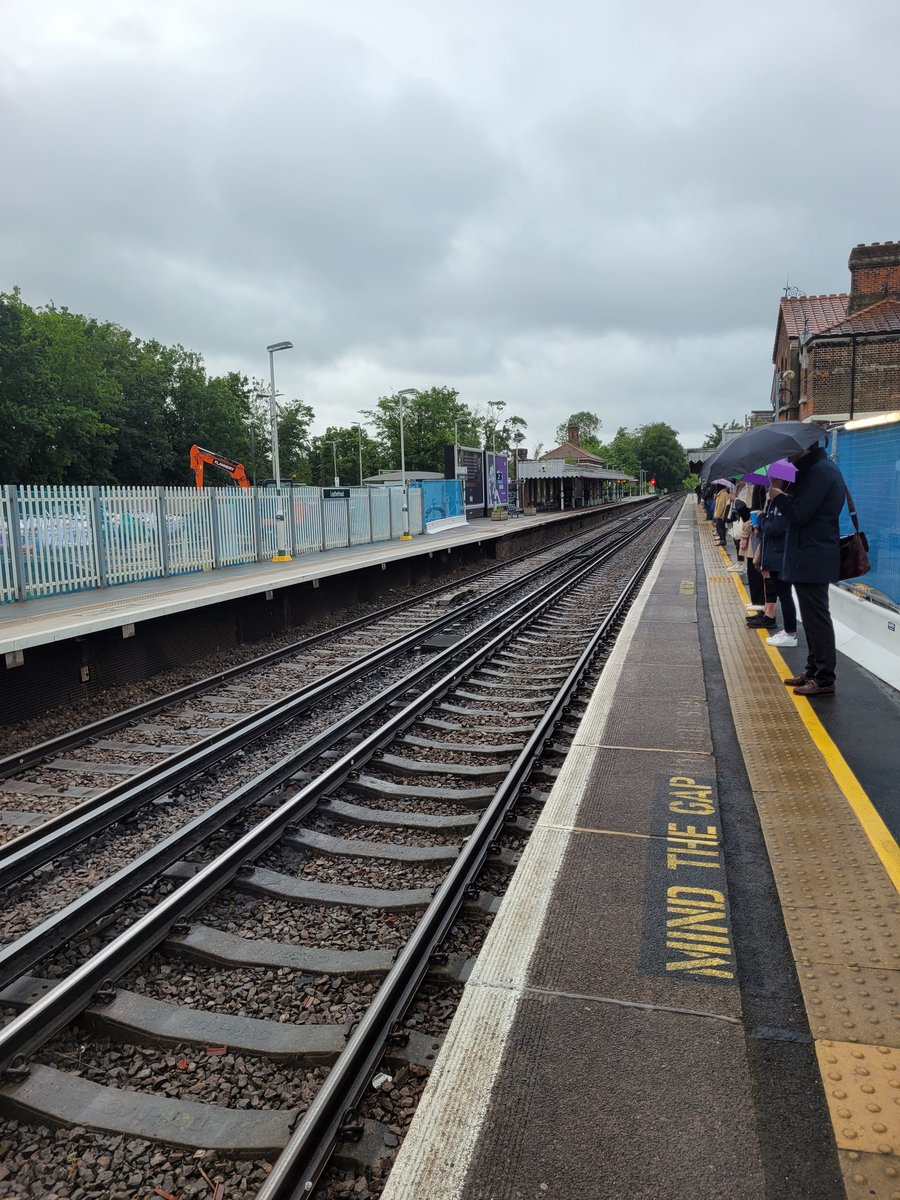 Riaanf31's tweet image. Lovely summer morning in Leatherhead,  start of another week. #SurreyHills #computerlife #Brollies